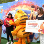 Garfield visitó Miraflores y entregó alimentos para los gatitos del Parque Kennedy